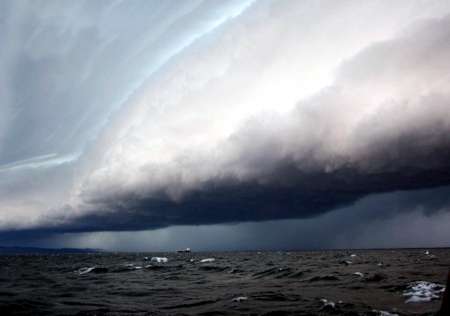 nubes de tormenta en el mar